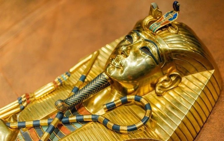 Bí mật kho báu bên trong các Kim tự tháp Ai Cập – Lăng mộ của PharaohBên trong lăng mộ Vua Tutankhamun chứa rất nhiều cổ vật bằng vàng. (Nguồn: History)