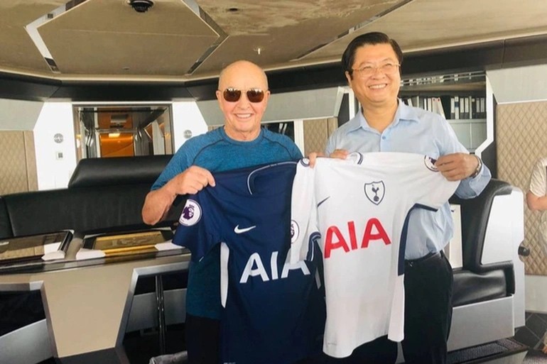 Lần đến thăm trước, ông chủ của đội bóng Tottenham đã tặng lãnh đạo Cần Thơ chiếc áo thi đấu. (Ảnh: H.T)