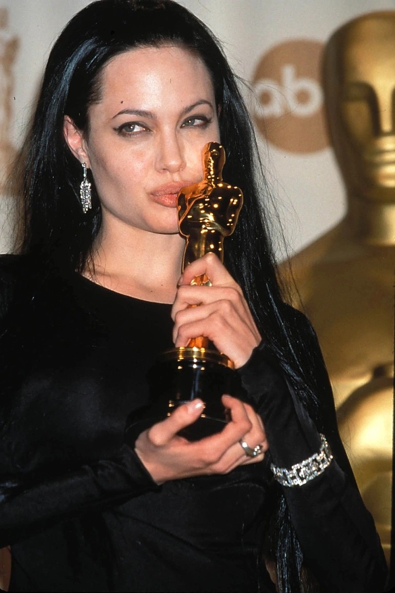 10 khoảnh khắc thần thái của Angelina Jolie