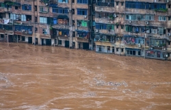 Cộng đồng dân cư quanh sông Dương Tử 'oằn mình' chống lại lũ lụt lịch sử