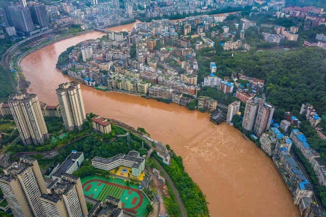 Cộng đồng dân cư quanh sông Dương Tử 'oằn mình' chống lại lũ lụt lịch sử