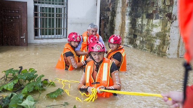 Cộng đồng dân cư quanh sông Dương Tử 'oằn mình' chống lại lũ lụt lịch sử