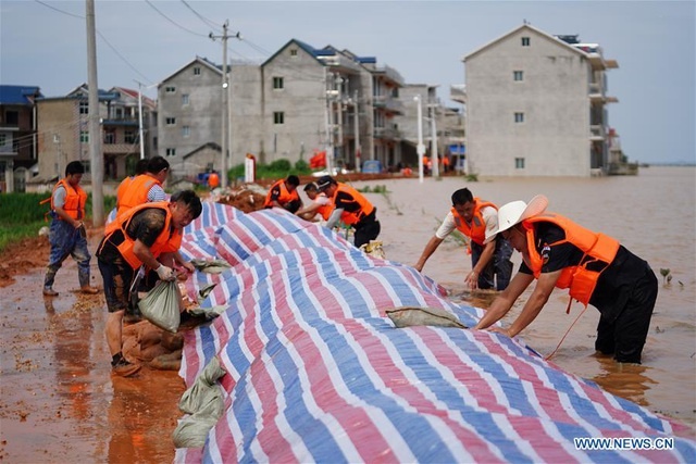 Cộng đồng dân cư quanh sông Dương Tử 'oằn mình' chống lại lũ lụt lịch sử