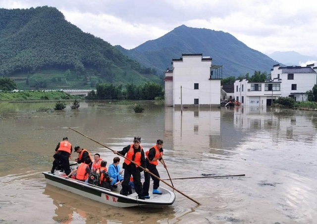 Cộng đồng dân cư quanh sông Dương Tử 'oằn mình' chống lại lũ lụt lịch sử