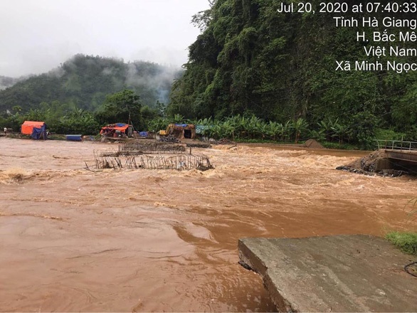 hinh anh ha giang bi bao vay trong nuoc lu