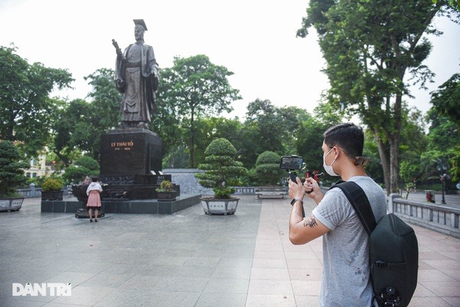 Hoàng sắm một số thiết bị như chân máy, micro chống ồn, gimbal,... với số vốn đầu tư khoảng vài triệu đồng. Anh chàng vừa quay các di tích, các hoạt động xung quanh vừa đưa ra các dữ liệu lịch sử.