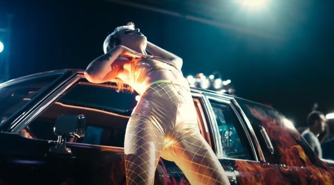 Trong những năm tháng trưởng thành, Alexia làm người mẫu, vũ công tại các show giới thiệu xe hơi.