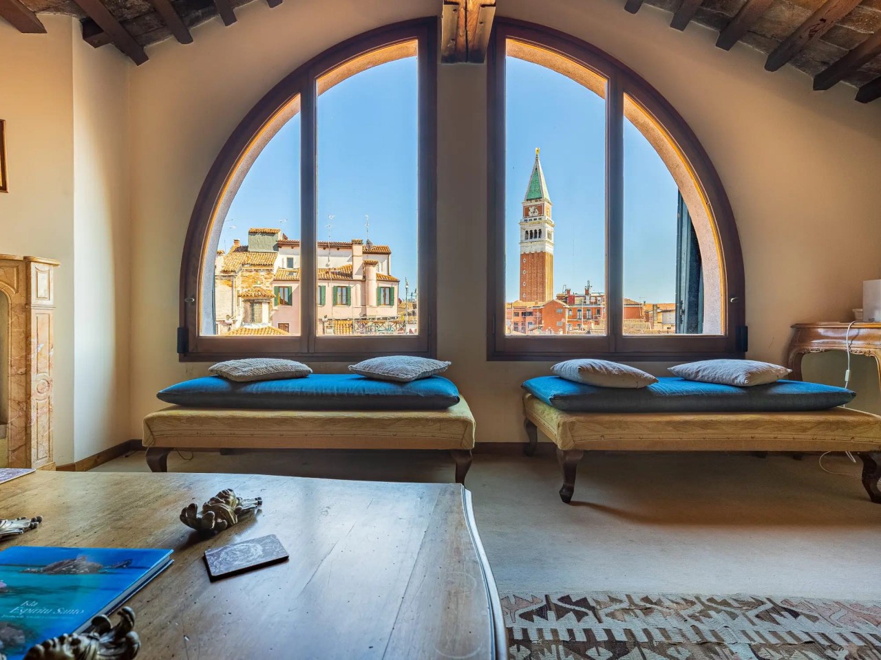 Bên trong căn hộ penthouse trị giá hơn 3 triệu USD, ở ven sông Venice