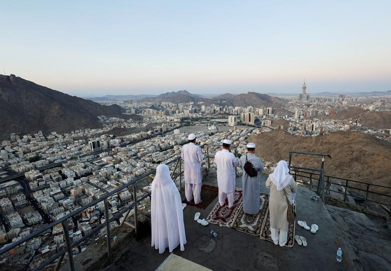 Những người hành hương Hồi giáo đến thăm Núi Al-Noor, nơi người Hồi giáo tin rằng Nhà tiên tri Mohammad đã nhận được những lời đầu tiên của Kinh Koran thông qua sứ thần Gabriel trong hang động Hira, ở thánh địa Mecca, Ả Rập Xê Út, ngày 4 tháng 7 năm 2022.