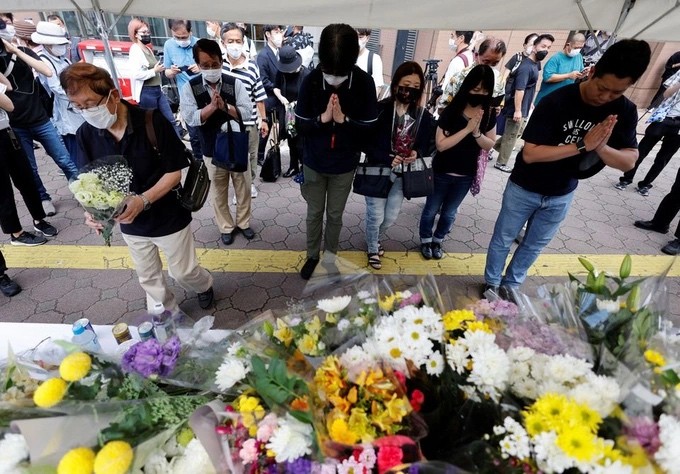 Cựu Thủ tướng Abe Shinzo qua đời vào chiều 8/7 sau khi bị trúng đạn trong một cuộc tấn công ở thành phố Nara. Sự ra đi đột ngột của ông để lại niềm tiếc thương cho người dân Nhật Bản. Trong ảnh: Người dân đặt hoa tại hiện trường vụ tấn công ở gần nhà ga Y