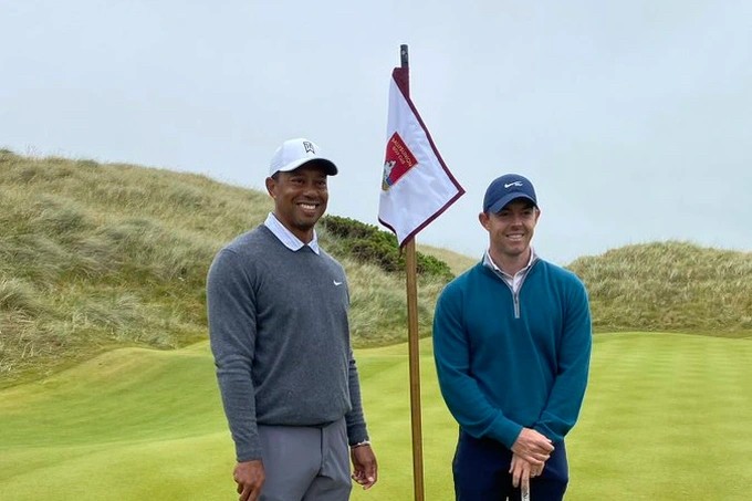 Tiger Woods và Rory McIlroy cùng nhau tập luyện chuẩn bị cho The Open Championship 2022. (Nguồn: Getty Images)