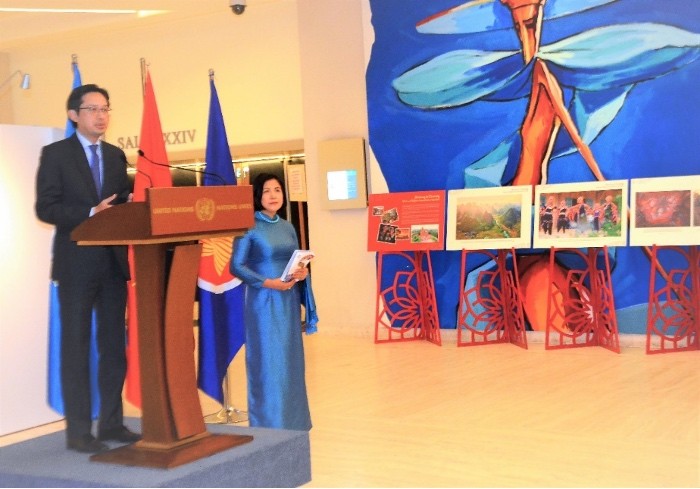 Trợ lý Bộ trưởng Bộ Ngoại giao Đỗ Hùng Việt phát biểu khai mạc “Triển lãm ảnh về các cộng đồng dân tộc và tôn giáo tại Việt Nam: Hòa hợp trong Đa dạng” tại trụ sở LHQ tại Geneva, ngày 28/7/2022.