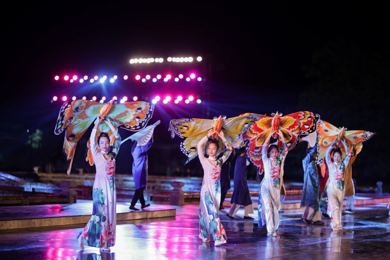 tại sân khấu trước lầu Ngũ Phụng (Đại Nội), tuần lễ Festival Huế 2022 chính thức khai màn với chương trình nghệ thuật đặc sắc, lung linh sắc màu. 15 tiết mục nghệ thuật đặc sắc đa dạng đã tái hiện TP. Huế xinh đẹp, ngợi ca vùng đất di sản, cổ kính có bề d