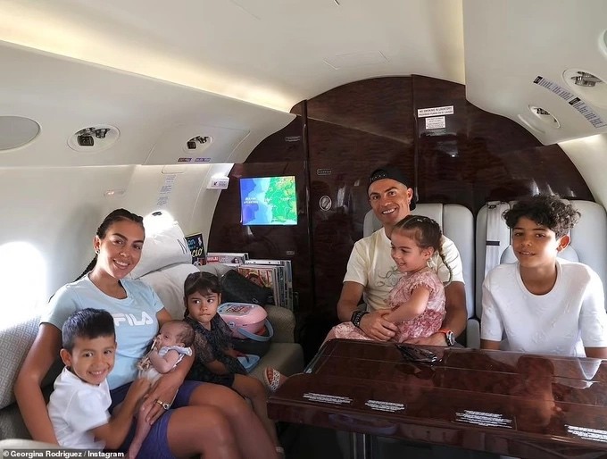 Ronaldo's family goes on vacation by private jet.