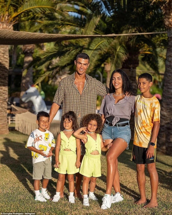 The level of luxury of the summer vacation that Ronaldo's family is enjoying has made the news constantly cover the past few days. (Source: Daily Mail)