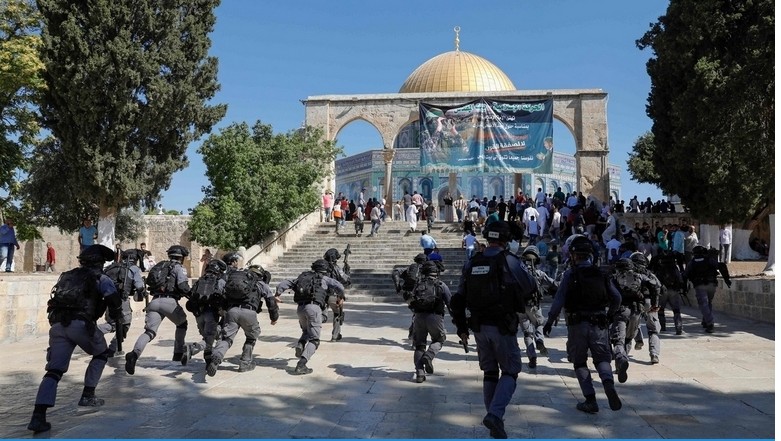 canh sat israel va nguoi palestine dung do tai den tho al aqsa o jerusalem