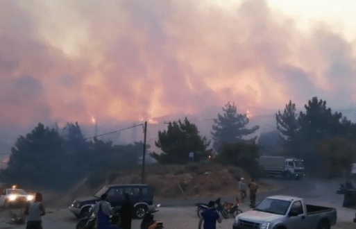 Sơ tán hàng trăm du khách do cháy rừng tại Hy Lạp