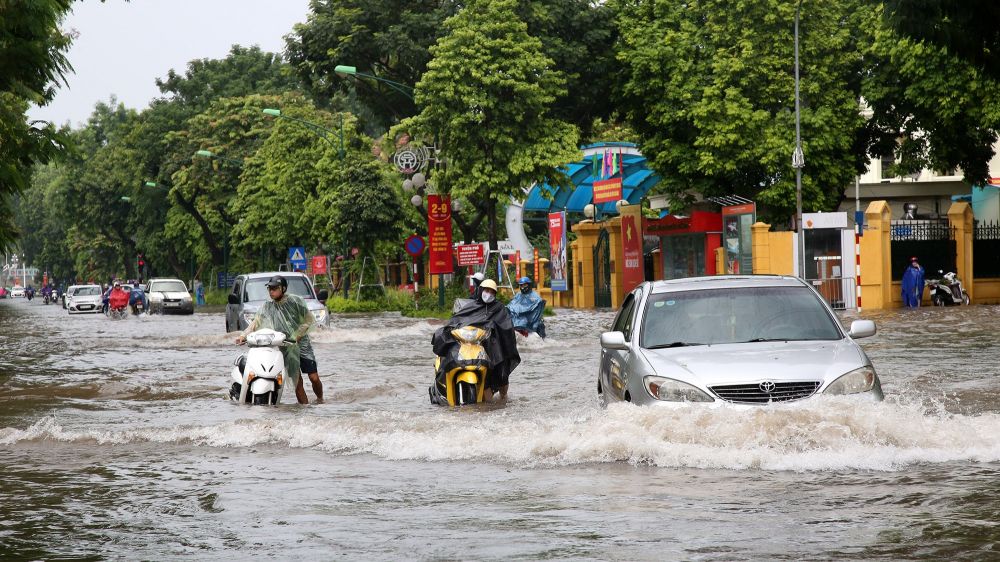 Hình ảnh đường phố Hà Nội mênh mông nước, người dân hì hục lội 'sông'