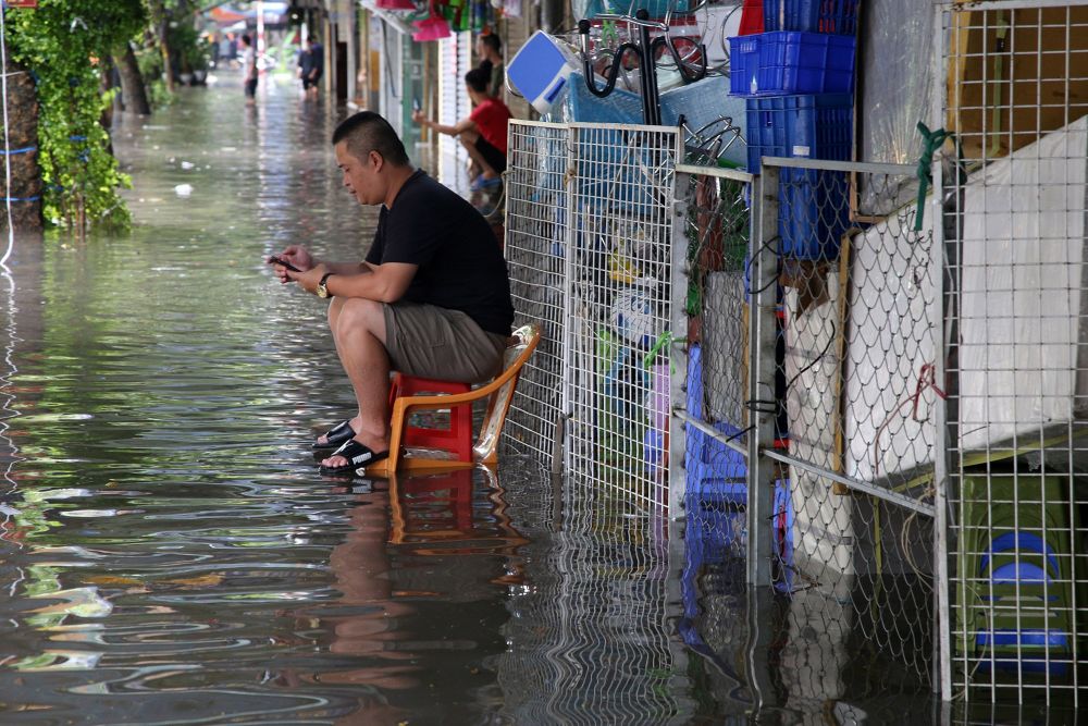 Hình ảnh đường phố Hà Nội mênh mông nước, người dân hì hục lội 'sông'