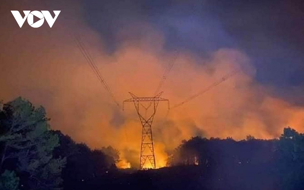Cháy rừng ở xã Thủy Bằng, thị xã Hương Thủy ngày 7-8 gây nguy hiểm cho đường dây 500 KV.