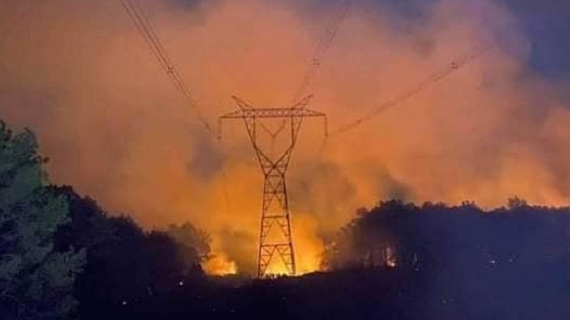 Cháy rừng tại Thừa Thiên Huế gây nguy hiểm cho đường dây truyền tải điện 500 kV
