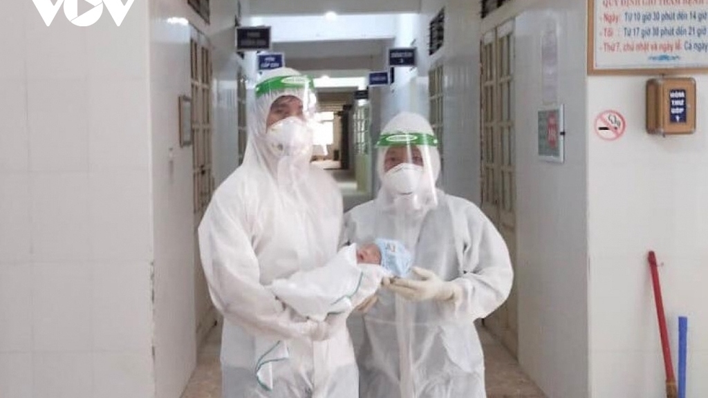 Sản phụ mắc Covid-19 ở Hà Tĩnh hạ sinh bé trai kháu khỉnh trong khu cách ly