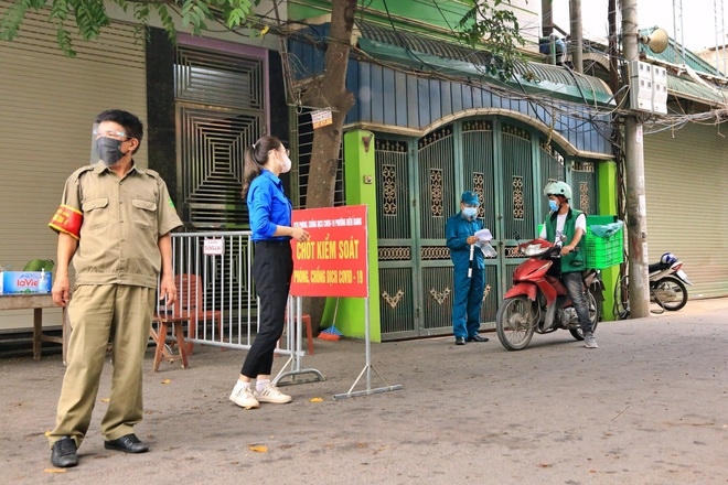 Hà Nội yêu cầu người đi đường phải được cấp, xuất trình thêm nhiều loại giấy tờ liên quan để có thể di chuyển trong thời gian thực hiện giãn cách xã hội