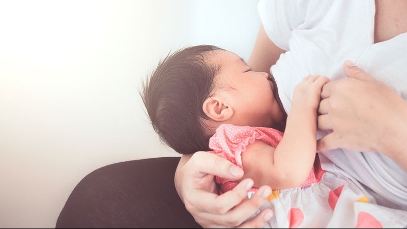 Phụ nữ cho con bú có nên tiêm vaccine Covid-19? Vaccine có ảnh hưởng đến chất lượng sữa?