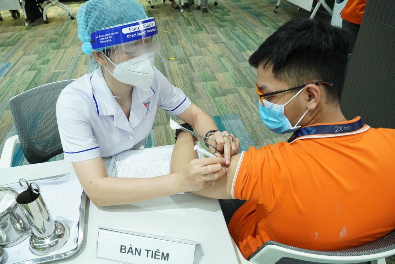 Hình ảnh người dân TP. Hồ Chí Minh trong chiến dịch tiêm chủng vaccine Covid 19