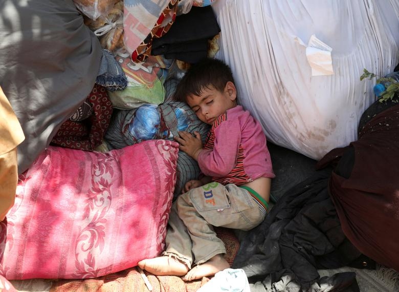 Một đứa trẻ di tản từ các tỉnh phía bắc, trốn khỏi nhà do giao tranh giữa Taliban và lực lượng an ninh Afghanistan, ngủ trong một công viên công cộng mà chúng sử dụng làm nơi trú ẩn ở Kabul, Afghanistan, ngày 10 tháng 8. REUTERS / Stringer