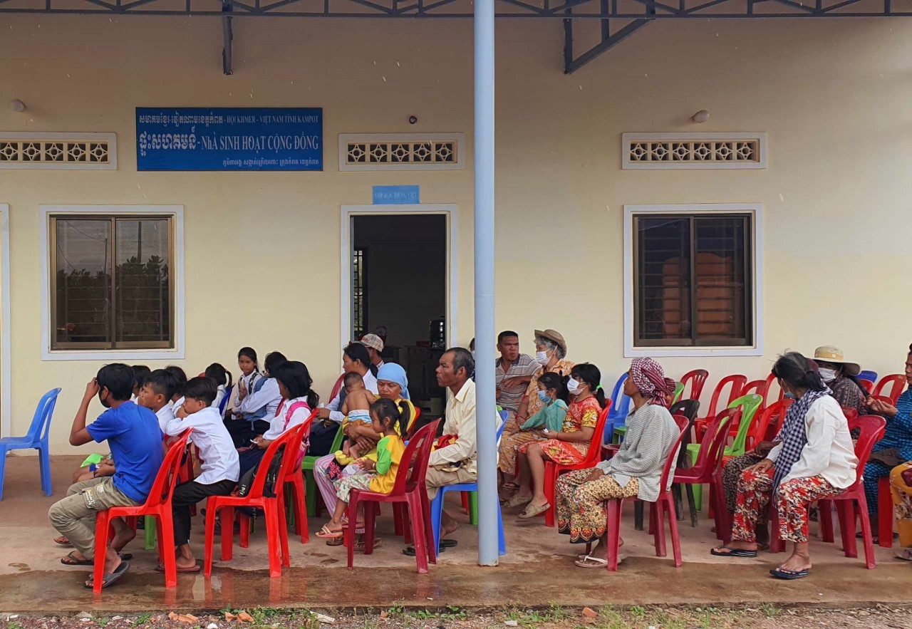 Tặng quà cho bà con có hoàn cảnh khó khăn chịu ảnh hưởng của dịch Covid-19 tại tỉnh Kampot, Campuchia