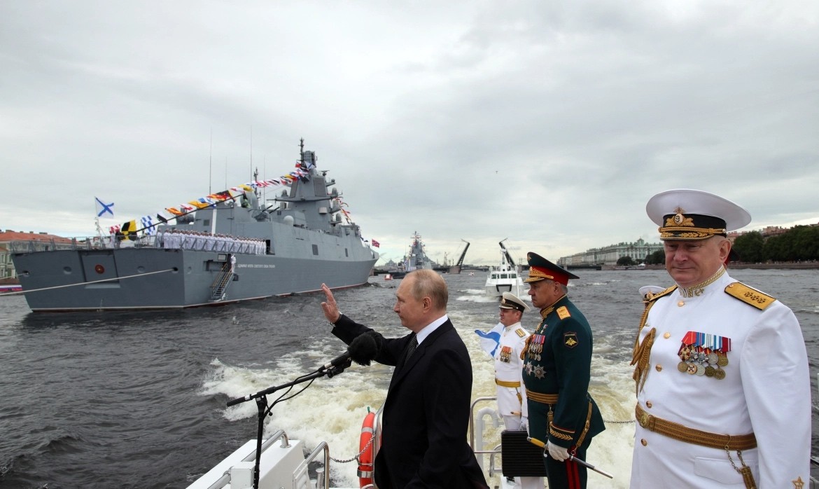 Tổng thống Nga Vladimir Putin đứng cạnh Bộ trưởng Quốc phòng Sergei Shoigu ở giữa và Tổng tư lệnh Hải quân Nga, Đô đốc Nikolai Yevmenov, bên phải, ở Saint Petersburg. [Mikhail Klimentyev / Cơ quan ảnh chủ nhà Sputnik qua AFP]