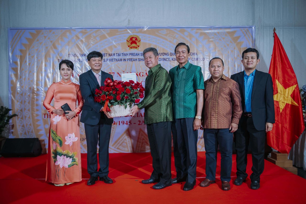 Ông Kouch Chamroeun, Tỉnh trưởng, Chủ tịch Đảng Nhân dân Campuchia tỉnh Preah Sihanouk trao hoa chúc mừng cho TLSQ Việt Nam tại Preah Sihanouk.