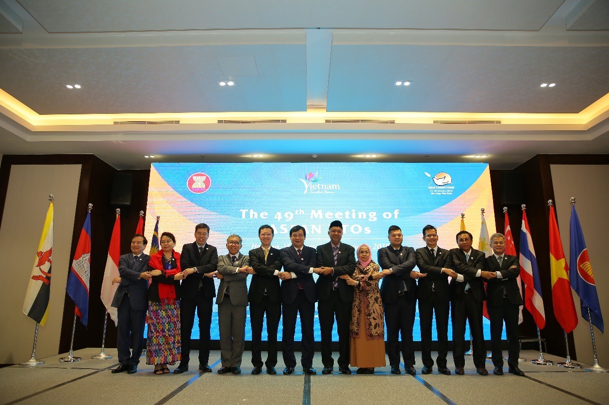 Tổng cục trưởng TCDL Việt Nam Nguyễn Trùng Khánh (thứ 6 từ trái sang) và Tổng thư ký Bộ Du lịch và Thể thao Thái Lan Anan Wongbenjarat (thứ 5 từ trái sang) tại Hội nghị Cơ quan Du lịch quốc gia ASEAN lần thứ 49, Hạ Long tháng 01/2019.
