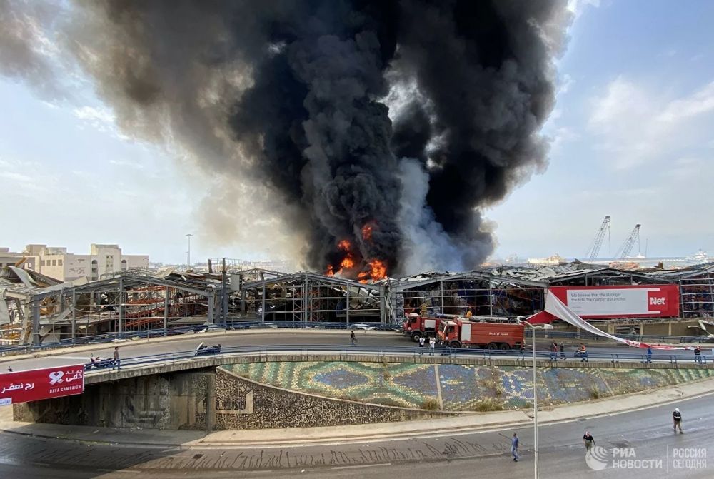 Cận cảnh đám cháy lớn tại cảng Beirut, khói đen bốc cao trên bầu trời thủ đô Lebanon