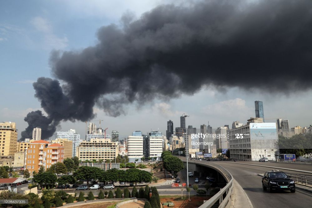 Cận cảnh đám cháy lớn tại cảng Beirut, khói đen bốc cao trên bầu trời thủ đô Lebanon