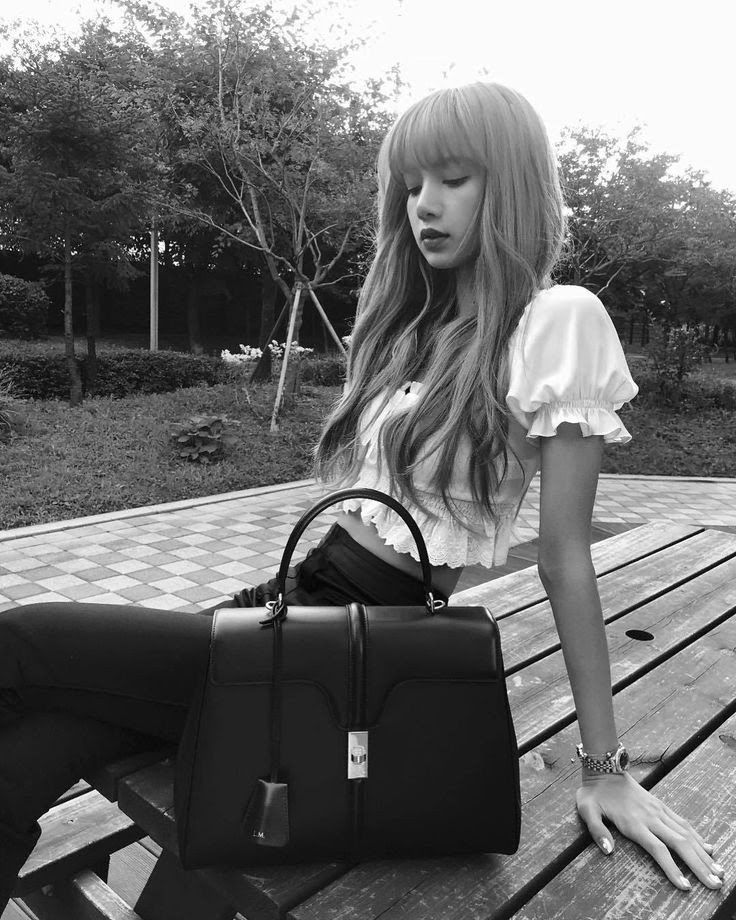 Lisa xứng danh là mỹ nhân Kpop với vẻ ngoài ngọt ngào, đáng yêu và sự quyến rũ không thể cưỡng lại. Hãy ngắm nhìn những bức ảnh đen trắng của cô để cảm nhận thêm sự trưởng thành và đầy quyến rũ của Lisa.