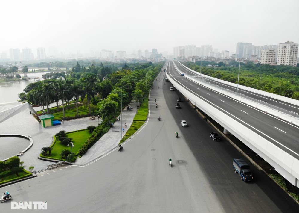 Cận cảnh đường 12 làn xe sắp thông tuyến nằm trên đường vành đai 3 tại Hà Nội