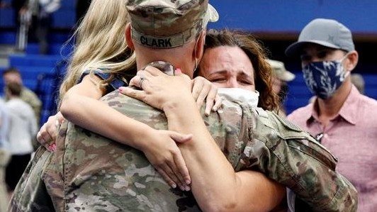 Khoảnh khắc xúc động khi gặp lại người thân của binh sĩ Mỹ trở về từ Afghanistan