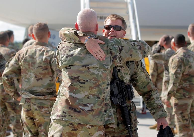 Khoảnh khắc xúc động khi gặp lại người thân của các binh sĩ Mỹ trở về từ Afghanistan