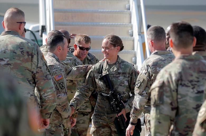 Khoảnh khắc xúc động khi gặp lại người thân của các binh sĩ Mỹ trở về từ Afghanistan