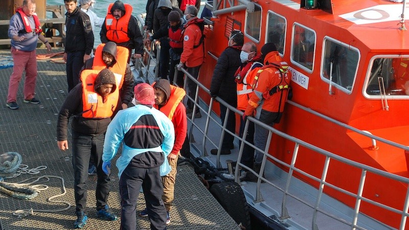 Những người di cư xuống thuyền cứu hộ sau khi được cứu dọc theo bờ biển Pháp trong khi cố gắng băng qua eo biển Manche để đến Vương quốc Anh. (NGuồn: AFP)