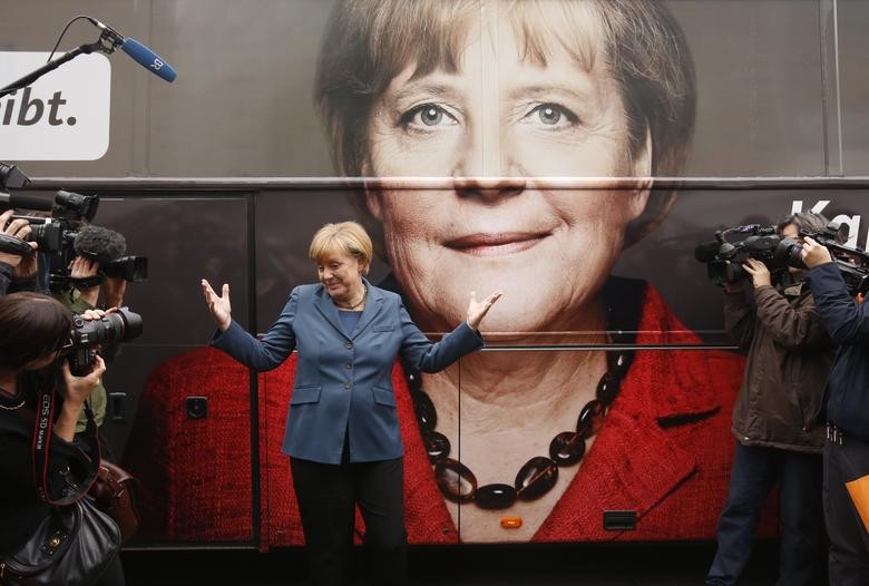 Thủ tướng Đức Angela Merkel và lãnh đạo đảng Liên minh Dân chủ Cơ đốc giáo CDU đứng trước xe buýt tham quan chiến dịch tranh cử của bà trước cuộc họp hội đồng quản trị CDU ở Berlin ngày 16 tháng 9 năm 2013. REUTERS / Fabrizio Bensch