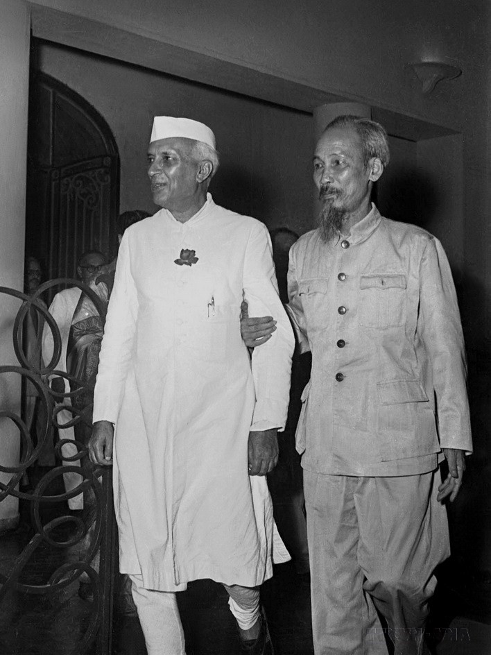 Chủ tịch Hồ Chí Minh tiếp thân mật Thủ tướng Ấn Độ Jawaharlal Nehru thăm hữu nghị Việt Nam (17/10/1954) ngay khi Hà Nội vừa được giải phóng. Chí Minh – Người đặt nền móng xây dựng quan hệ hữu nghị Việt Nam-Ấn Độ