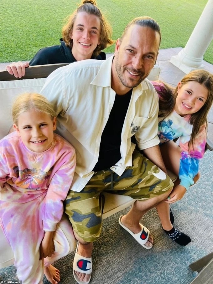 Kevin Federline bên cậu con trai Jayden và hai cô con gái. (Nguồn: Daily Mail)