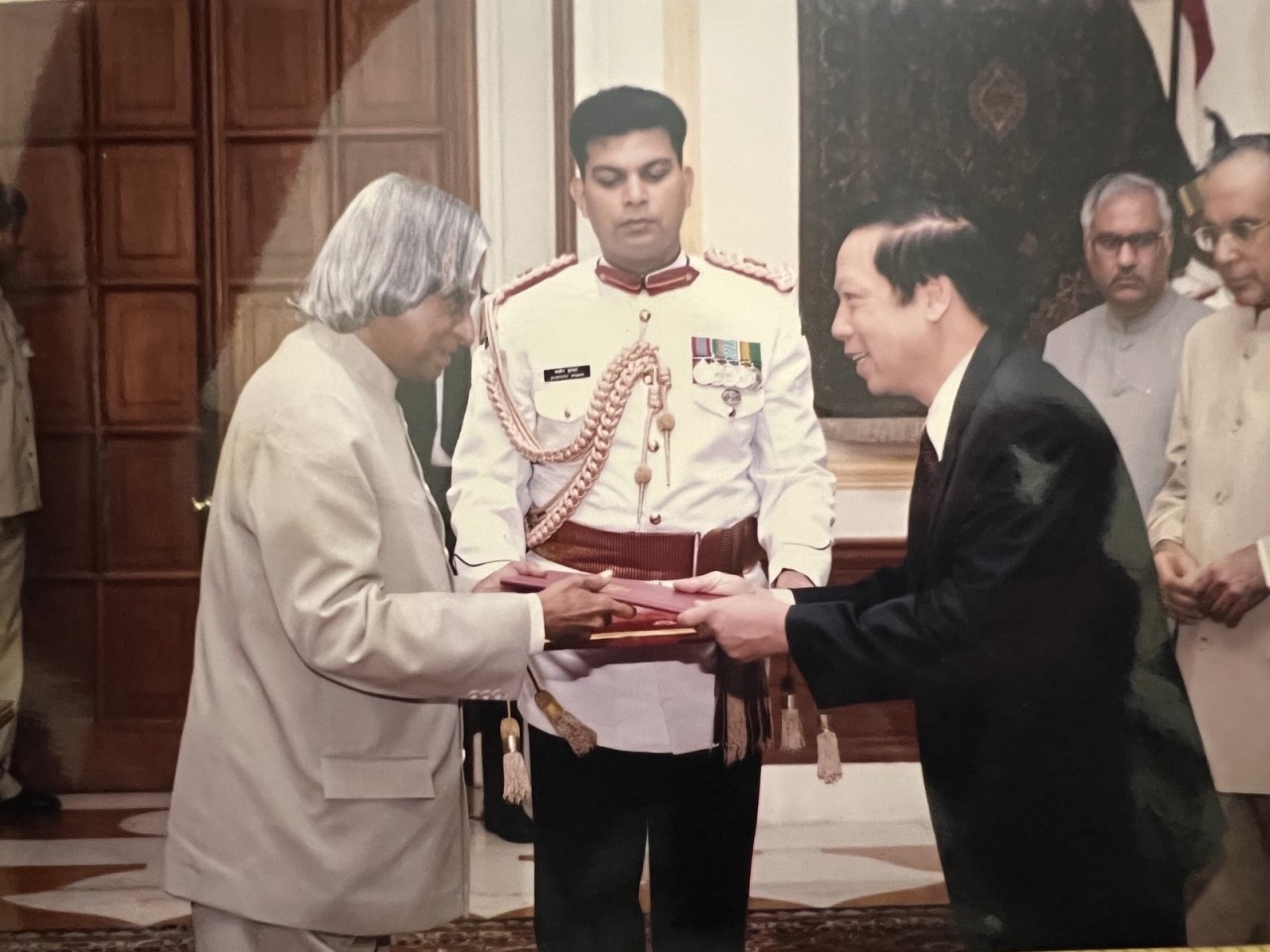 Đại sứ Vũ Quang Diệm trình quốc thư lên Tổng thống Ấn Độ A. P. J. Abdul Kalam năm 2006.
