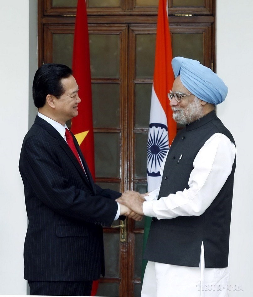 Ngày 6/7/2007, tại New Delhi, Thủ tướng Ấn Độ Manmohan Singh đón và hội đàm với Thủ tướng Nguyễn Tấn Dũng thăm chính thức Ấn Độ - chuyến thăm nâng quan hệ hai nước lên tầm Đối tác Chiến lược.