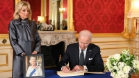 Hình ảnh Tổng thống Mỹ Joe Biden và vợ tỏ lòng kính trọng trước linh cữu của cố Nữ hoàng Anh Elizabeth II