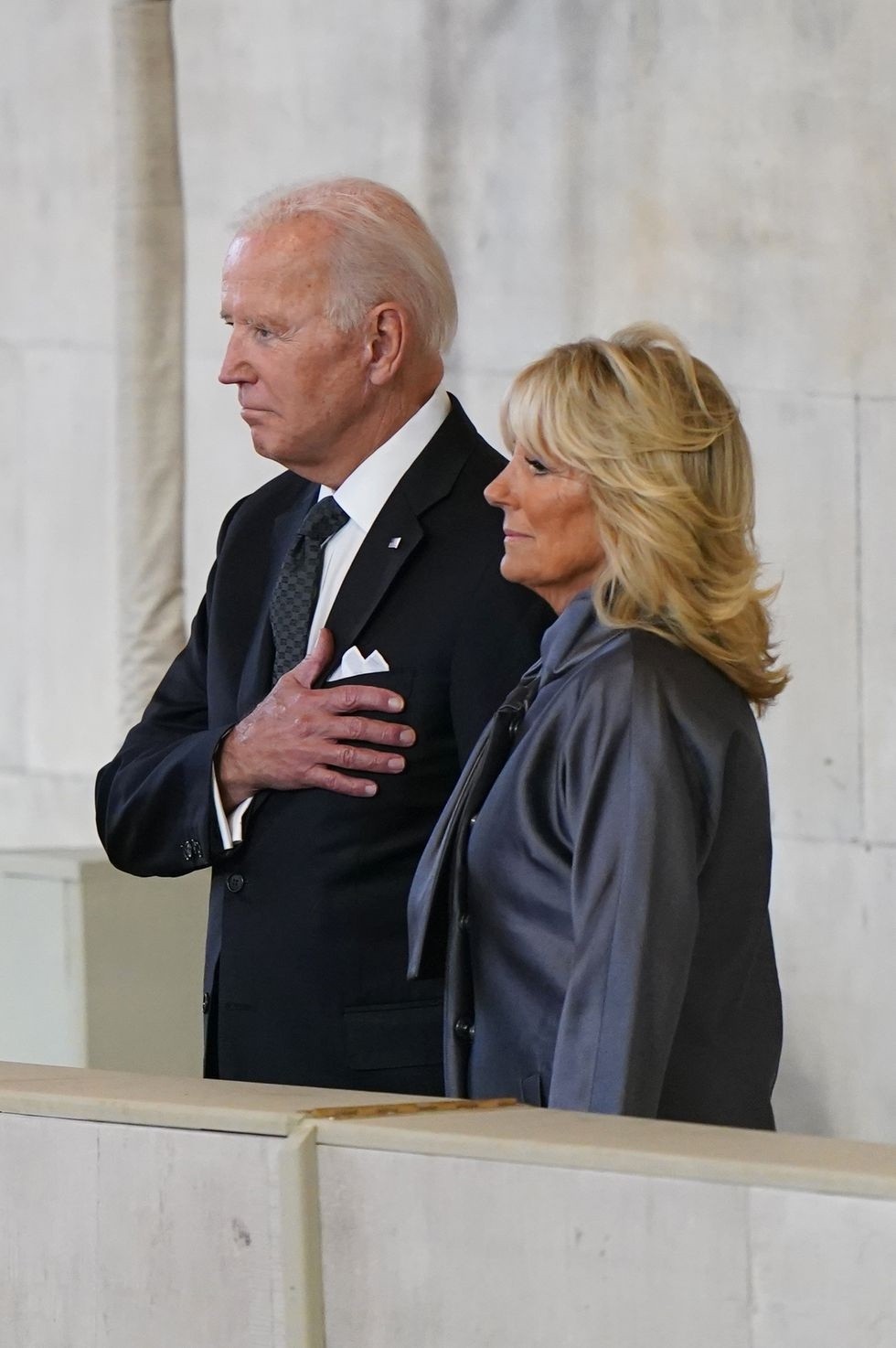 Hình ảnh Tổng thống Mỹ Joe Biden và vợ bày tỏ lòng kính trọng trước linh cữu của cố Nữ hoàng Anh Elizabeth II