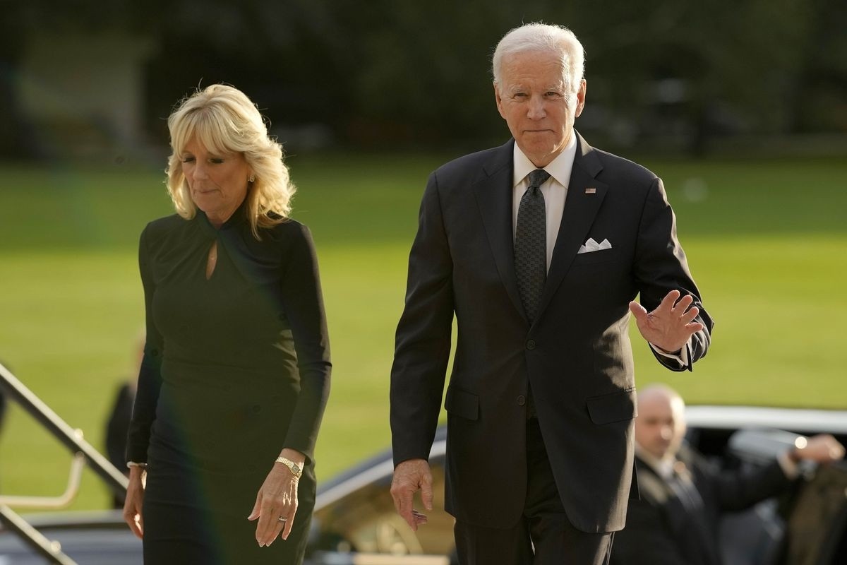 Hình ảnh Tổng thống Mỹ Joe Biden và vợ bày tỏ lòng kính trọng trước linh cữu của cố Nữ hoàng Anh Elizabeth II